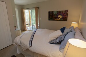 Den with Queen bed, private balcony, prive en-suite bathroom