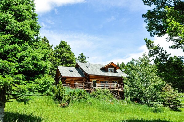 The 5FIRS Cabin with a sunny disposition