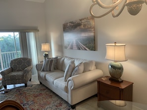 Spacious Living room, vaulted ceiling