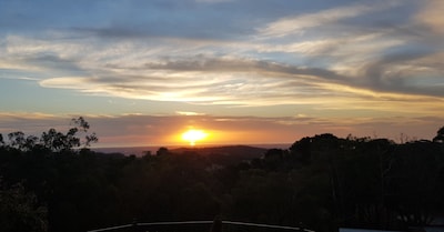 Sunset Hues-Enjoy Peace & Nature in lovely Adelaide Hills overlooking Adelaide