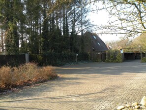 Auffahrt zum Carport
