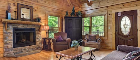 Welcome to Topsy - Make yourself at home in the cabin’s comfortable living area: There’s plenty of seating so that everyone can gather to play Pictionary or enjoy après-ski drinks by the fireplace.