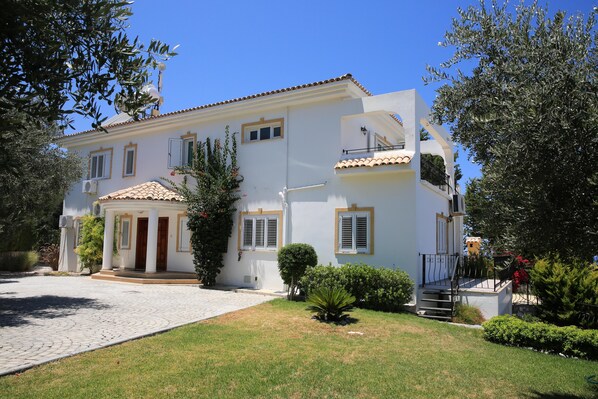 Villa Blueksy Front entrance