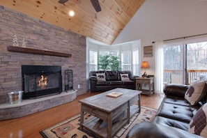 Welcome to Misty Hollow - Spread out on the sofa to watch a movie on TV, nestle in the armchair with a book, or gather by the fireplace after a day spent hiking: The living area is made for relaxation.