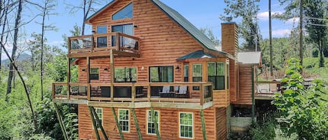 Between The Trees - You' love exploring Gatlinburg's beautiful nature.