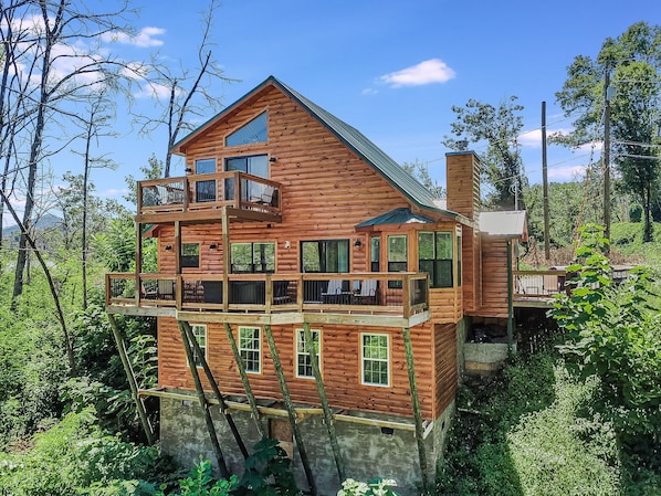 Between The Trees - You' love exploring Gatlinburg's beautiful nature.