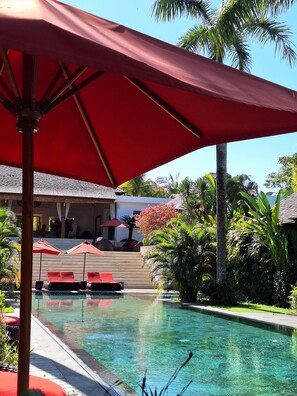 Offering plenty of space for relaxation.
