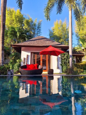 The crystal-clear waters are complemented by elegant natural stones.
