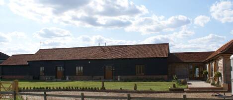The front of the Hay Barn (far left), Barley Barn (middle) & Cart Lodge (right).