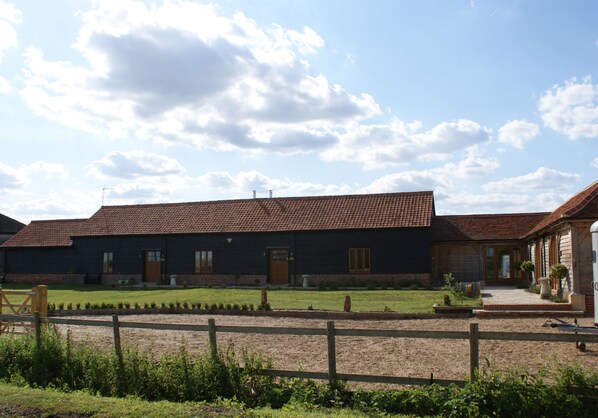 The front of the Hay Barn (far left), Barley Barn (middle) & Cart Lodge (right).