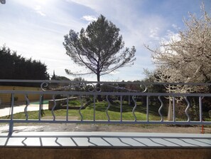 le jardin vue de la terrasse longée d'un grand banc convivial