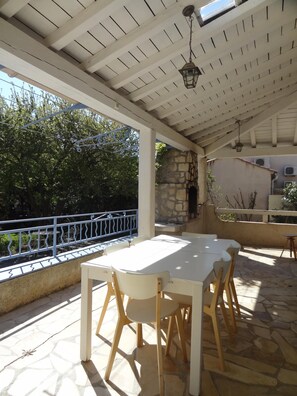 la terrasse avec barbecue donnant plein Sud sur le jardin (table avec rallonge)