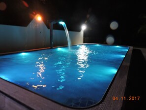 Piscina convencinal, iluminada com leds e cascata e hidromassagem.  Tam.12x05 mt