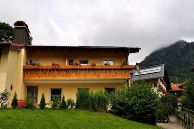 La casa está situada en el centro de Bad Hindelang todavía muy tranquilo.