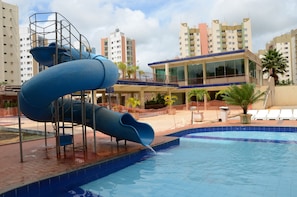 Piscina infantil com toboagua e ao fundo Nova area de lazer! 