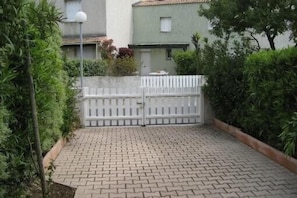 place de voiture devant la maison