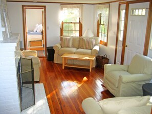 Central Air, comfy seating for 6 in bright, cozy LR