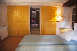 Bedroom 5: "Chambre Mérovingienne": 1 Double Twin with 2 Single beds for 2