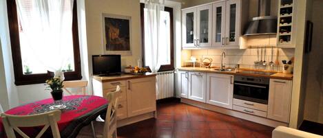 Living room with a full equipped kitchenette