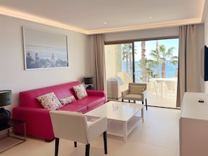 LIVING AND DINNING ROOM WITH DIRECT EXIT TO TERRACE AND SEA VIEW FROM INSIDE 