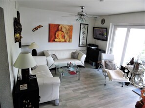 Wohnzimmer mit 42" Flat TV. HD-TV, DVD-Player, 