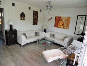 Weiße Designer Ledersofas von Rolf Benz, sehr bequeme Relaxliege, Deckenventila