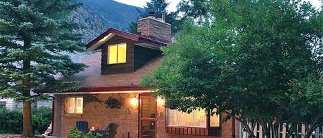 Cozy mountain cottage in historic Georgetown near the creek and shops