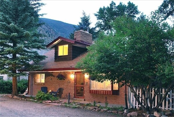 Cozy mountain cottage in historic Georgetown near the creek and shops