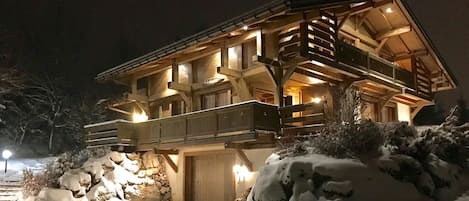 notre chalet  un soir d'hiver