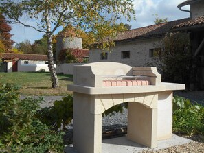 Le barbecue pour de beaux moments de convivialité.