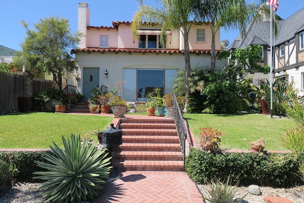 1935 Spanish Revival
Spacious two bedroom 