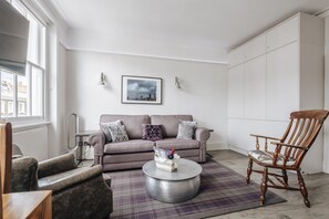 Seating area - wonderfully comfortable sofabed