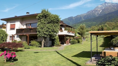 Colico: villatrecariole x 4 adults + 1 baby with pool and lake view 