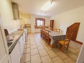 Fully equipped kitchen with dishwasher