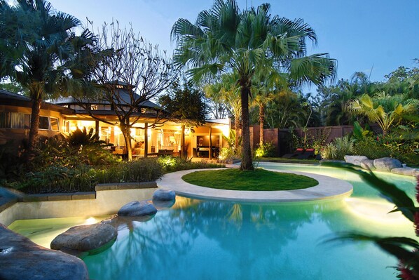 Villa Don Vito Infinity-edge pool & luxurious tropical garden by Night