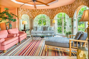 Entryway/sitting room