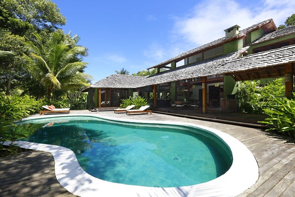 A Casa Verde com ampla varanda e piscina