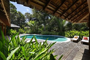 A varanda e a piscina, integradas com a natureza de Trancoso