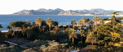 Vue sur la mer et sur l'Estérel depuis la terrasse de l'appartement