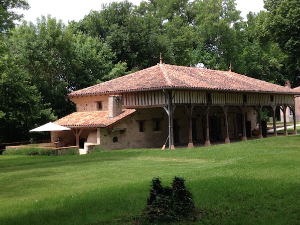 La Grange XVIIIeme de Montaulieu: Une restauration extérieure exceptionnelle
