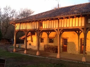 Grange éclairée par le soleil du matin.