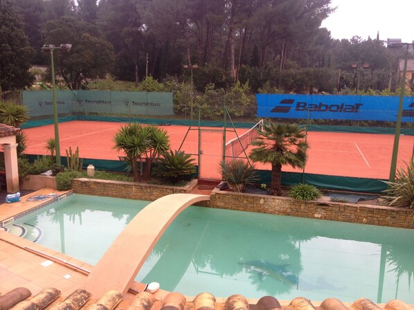 PISCINE ET TENNIS   Vue de la chambre