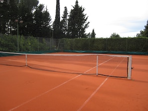Terrain de tennis  en terre battue.