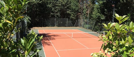 Tennis privé pour la villa
AccÚs direct à la piscine, idéal pour les sportifs