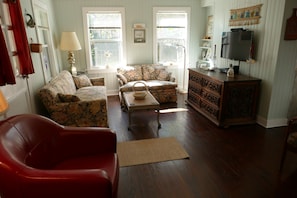 Open design and wall hung flatscreen TV make the most of the intimate floor plan