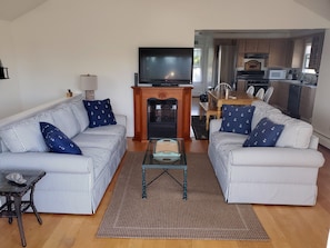 The LR features cathedral ceilings, flat screen cable TV, high-speed internet.