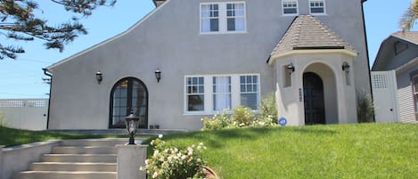 Front House-Stunning Historic remodel-Large Blue Stone Patio-100 ft tree-roses