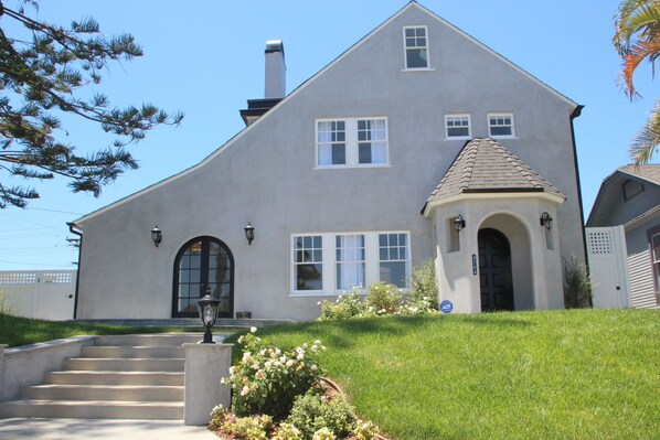 Front House-Stunning Historic remodel-Large Blue Stone Patio-100 ft tree-roses