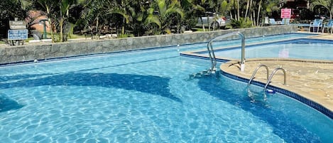 Piscinas do Condomínio: adulto e infantil 