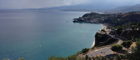 Vista dal villaggio con la spiaggia di Caminia sulllo sfondo